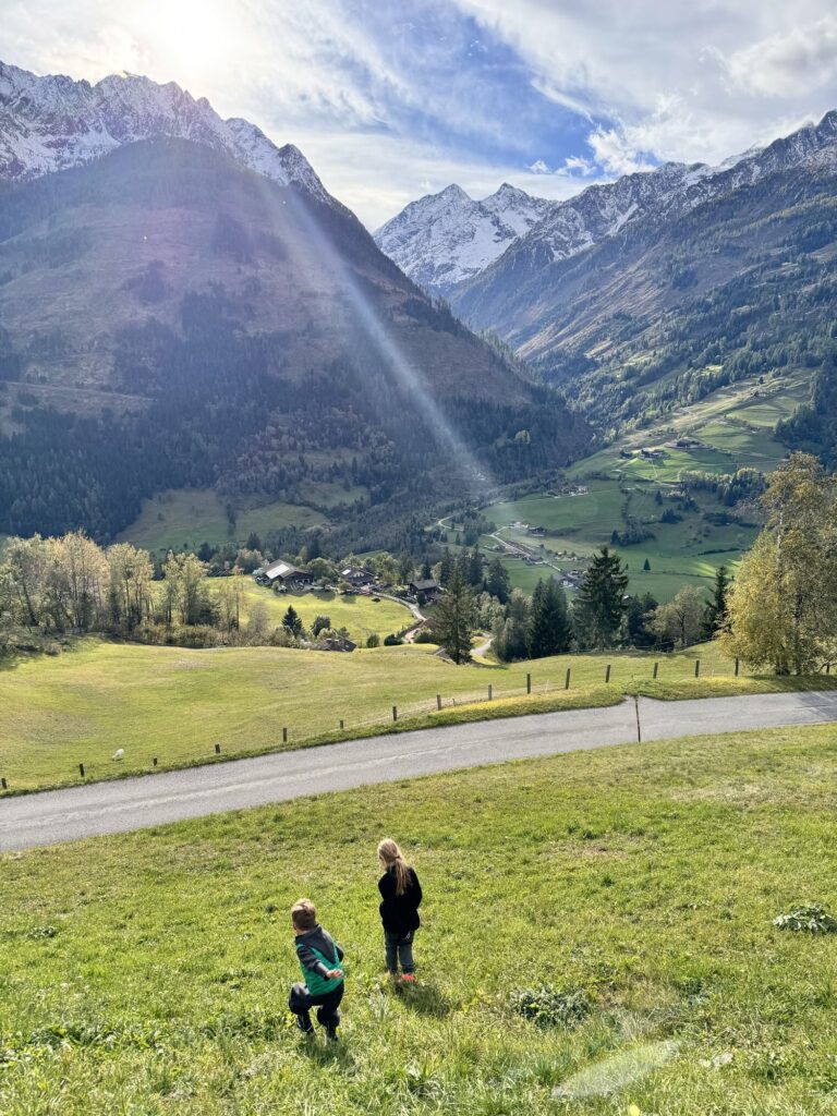 Spaziergang mit Bergpanorama